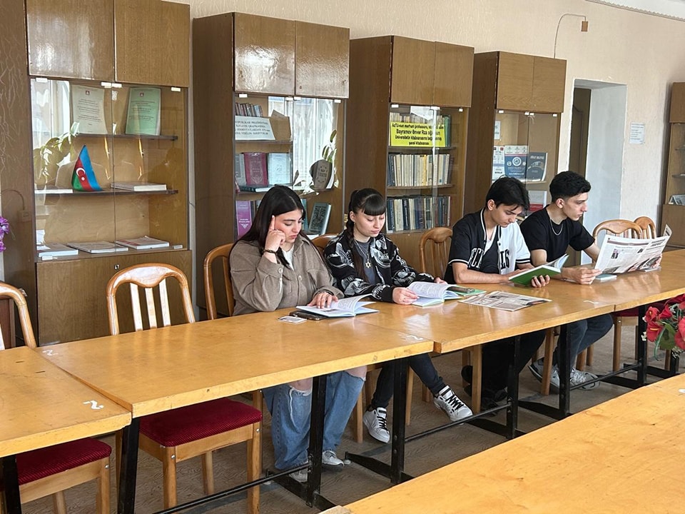 Tələbələr asudə vaxtlarını dəyərləndirmək üçün Universitetin Kitabxana informasiya mərkəzində olublar