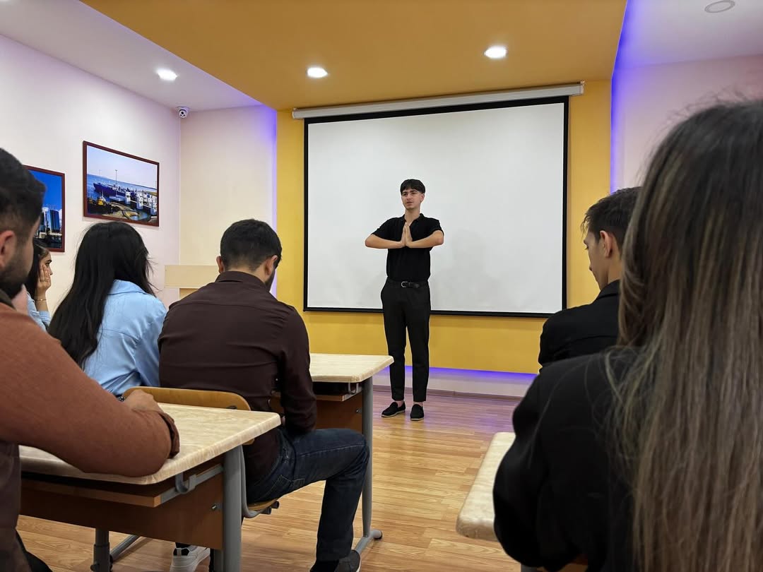 Mentor Klubunda debat və düşüncə bacarıqlarına həsr olunan təlim keçirilib