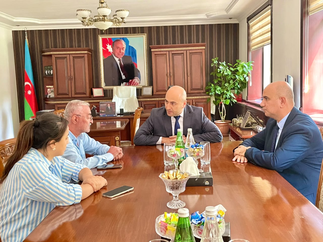 Rektor şəhid ailəsi ilə görüşüb